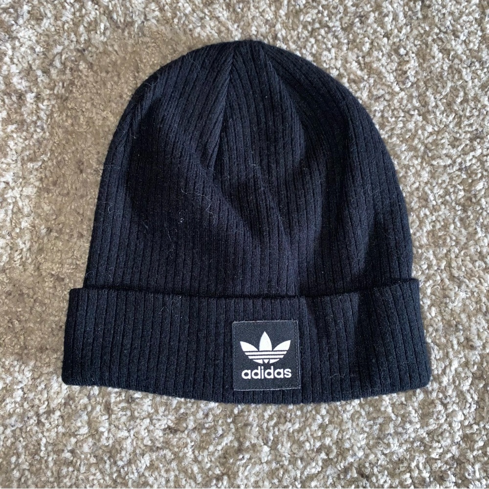 Black adidas beanie 🖤